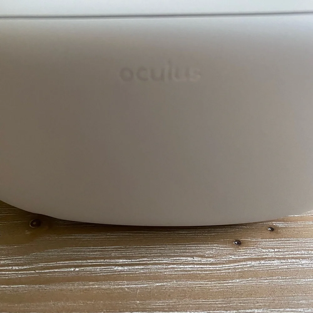 Oculus quest 2. Basically brand new.